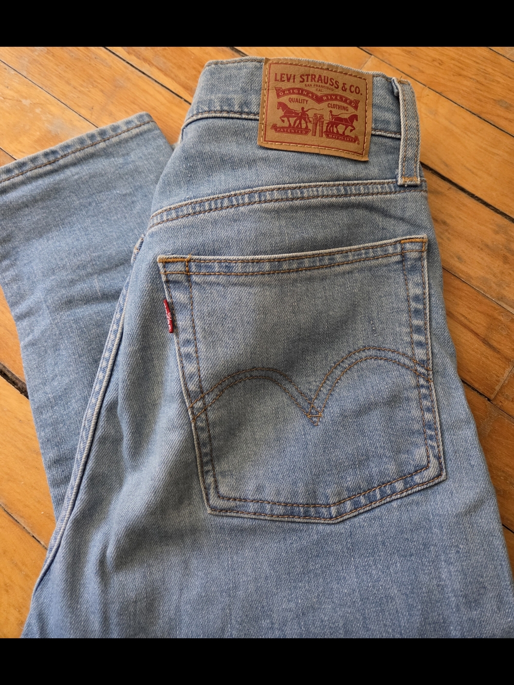 Levi's Wedgie Size 27 Distressed Jeans
